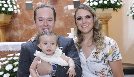  Luciana con sus papás Carlos de León y Paloma Espinosa.