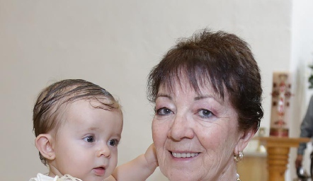  Luciana con su abuela.