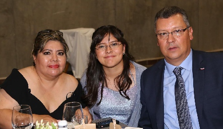  Mayra Ramírez, Mariana y Héctor Zamudio.