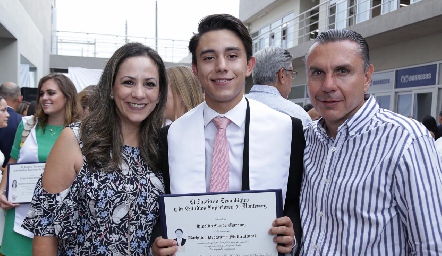  Polo Conde con sus papás.
