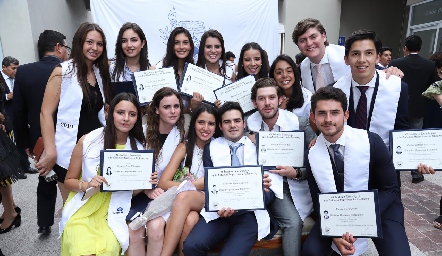  Graduados.