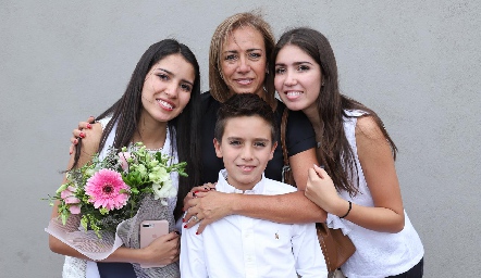 Karina Ramos de Alcalde con sus hijos.