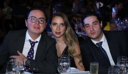  Toño Guzmán, Mariana Peña y Mauricio Zollino.