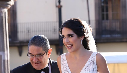  Mariana del brazo de su papá Humberto Rodríguez.