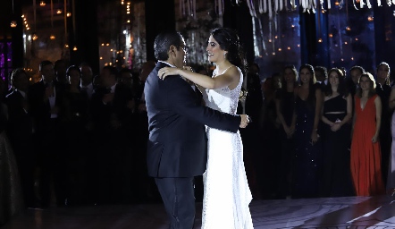  Mariana bailando con su papá Humberto Rodríguez.