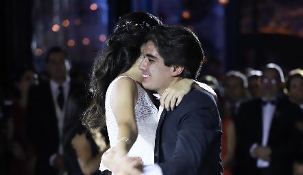  Mariana bailando con su hermano José María.