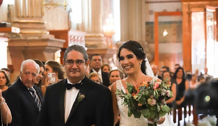 Mariana entrando del brazo de su papá Humberto Rodríguez.