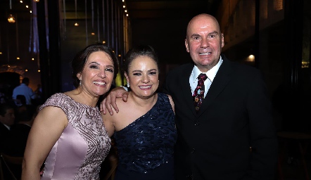  Claudia Quintero, Coco Leos y Enrique Portillo.
