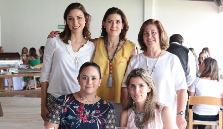  Ale Muñoz, Paulina Vivanco, Chita Gómez, María José Medina y Sara Guzmán.
