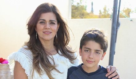  Yezmín Sarquis con su hijo Santiago.