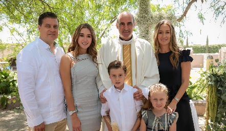  Familia Vallejo Muñiz con el sacerdote.