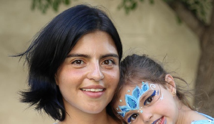  Daniela de los Santos con su hija Marina Rosillo.