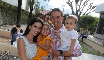  Mary Carmen y José Alberto Torres con sus dos hijos.