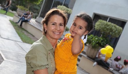  Carmen Andrés de Meade con su nieta Fernanda.