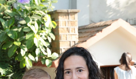  Paola Meade con su sobrino.