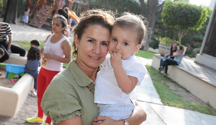  Mari Carmen Andrés con su nieto.