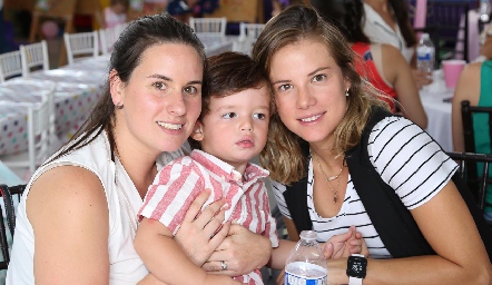 Isa López, Julián y Moze Martell.