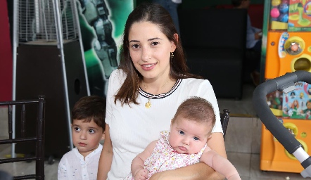  Daniela Yamín con sus hijos.