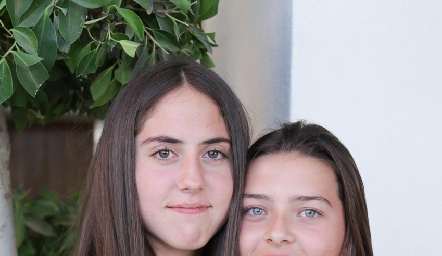 María de la Torre y Victoria Muñoz.