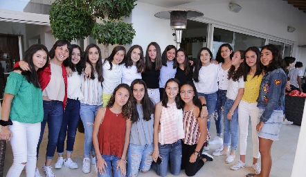  Con todos sus amigas.
