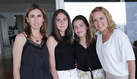  Victoria y María con sus mamás.