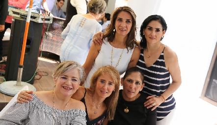  Lourdes Velázquez, Janeth Dávalos, Verónica Martínez, Sandra Revilla y Adriana Rodríguez.