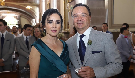  Claudia Vázquez de Obregón y Luis Obregón, papás de la novia.
