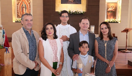 Niko acompañado por el padre, sus papás Rafael Piñero, Gabriela Martínez y padrinos Guillermo Ochoa y Lorena González.