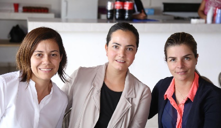  Lourdes Gómez, Mariana Meade y Pilar Palomar.
