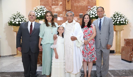  Fernanda con sus padrinos Héctor Dávila y Toyita Villalobos, el padre Carlos Medina y sus papás Pilar Anaya y Juan Carlos Villalobos.