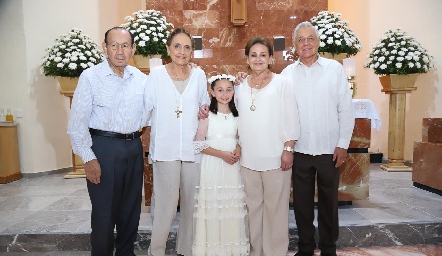  Fernanda con sus abuelos.
