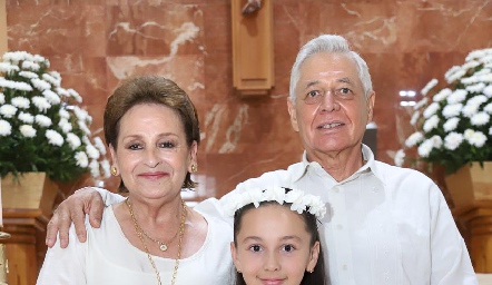  Fernanda con sus abuelos Pilar y Gonzalo Anaya.