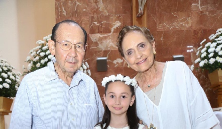  Fernanda con sus abuelos Rafael y Toyita Villalobos.