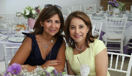  Adriana Villalobos y Rebeca Córdova.