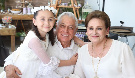  Fernanda con sus abuelos Gonzalo Anaya y María del Pilar Rangel.