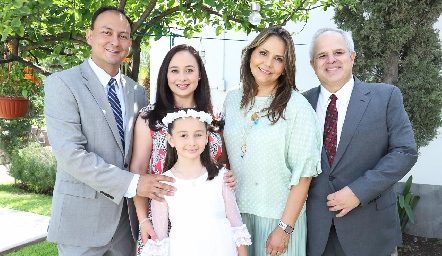  Fernanda con sus papás Juan Carlos Villalobos y Pilar Anaya y sus padrinos Toyita Villalobos y Héctor Dávila.