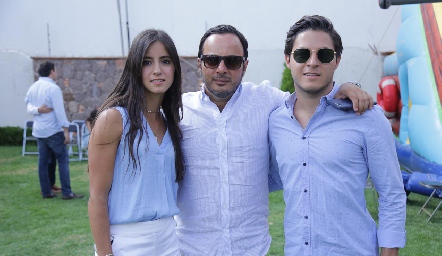 Alejandro Stevens con sus hijos Ximena y Ale.