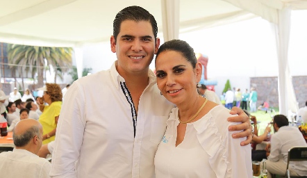  Antonio Morales y su mamá Malú Espinosa.
