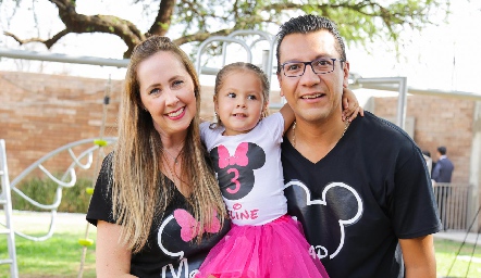 Aline con sus papás Isabelle Goerek y Gerardo González.