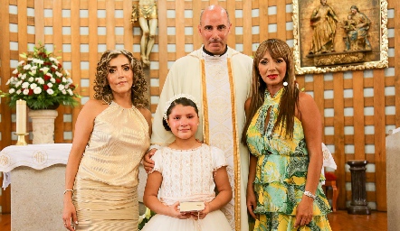  Fernanda Garza Cabanillas con su mamá Carla Cabanillas y madrina Mónica Tame y el Padre.