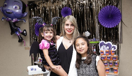Mariana Berrones con sus hijas Renata y María Emilia.