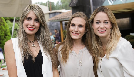  Mariana Berrones, Carla Huber y Alexandra Wimo.