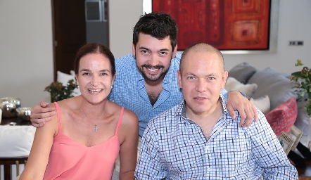  Ernesto con sus padrinos, Ana Martha Hernández y Alejandro Ocaña.