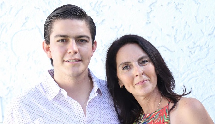  Mauricio Lomelí con su mamá Sandra Correa.