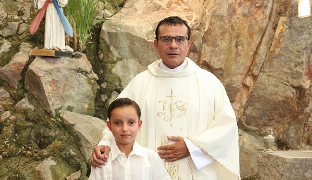  Patricio con el padre Chava.