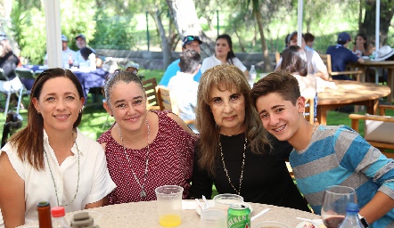 Lilian, Nora, Cecilia y Ramón Muñoz.