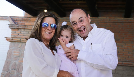 Martha Elena y Fernando López con su nieta Begoña.