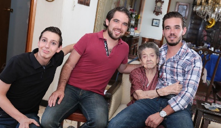  Los nietos con su abuela Mercedes Pons, José Ángel Morales, Bruno Anaya y Fernando Anaya.