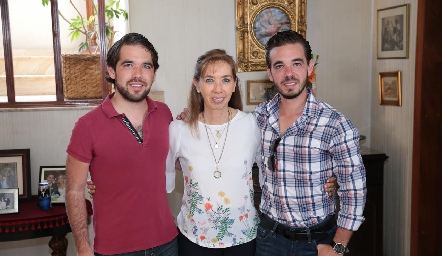  Mercedes Hunter con sus hijos Bruno y Fernando Anaya.