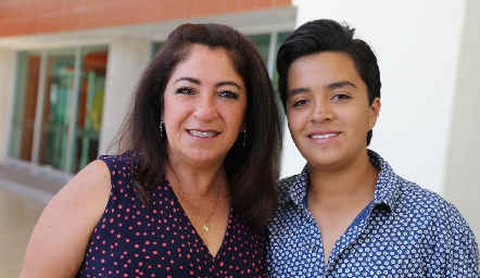 Tita Pedroza con su hijo Juan Pablo Islas.